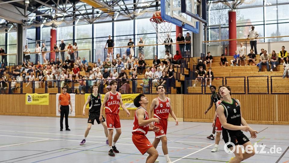 Zwei Punkte für das Team Oberpfalz: Jason Gnokam-Barat (rechts) hat im Finale gegen die Dachau Spurs den Ball im Korb versenkt. Bild: ref
