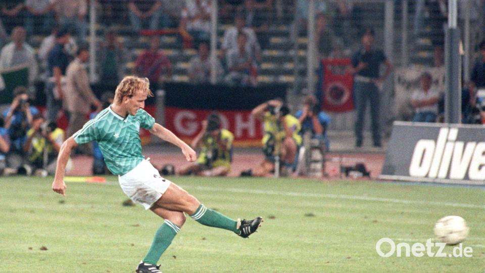 Andreas Brehme, damaliger deutscher Nationalspieler, verwandelt seinen Elfmeter zum 1:1 im Elfmeterduell zwischen Deutschland und England. Bild: Martina Hellmann
