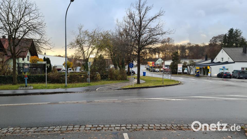 Die Felsmühlstraße ist vom Verkehr der Pressather Straße schlecht einsehbar. Darum soll hier eine Querungshilfe entstehen. Bild: sne