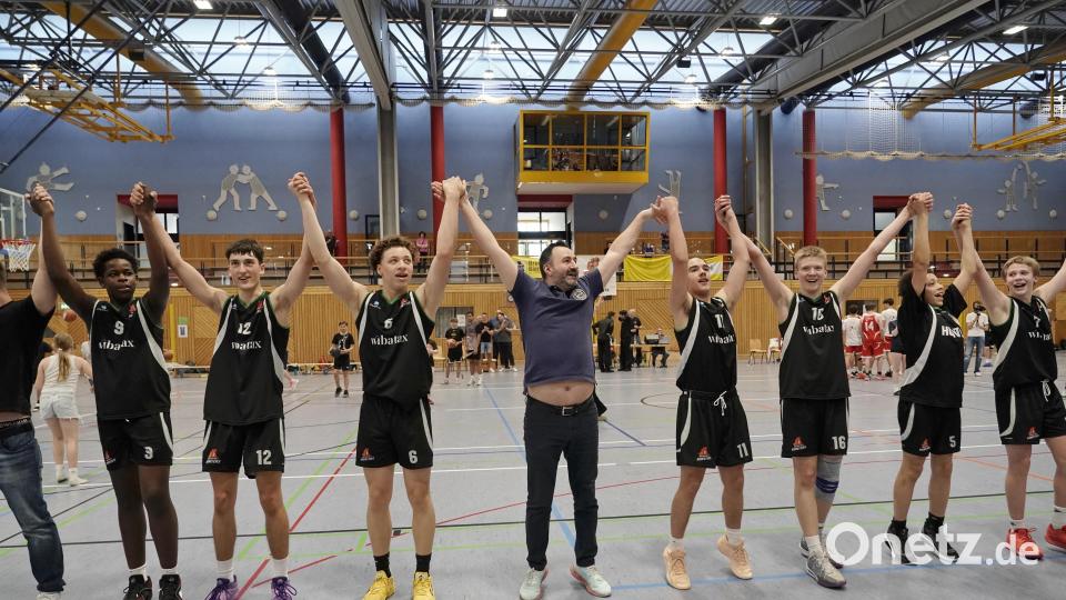 Das Basketball-Team Oberpfalz und Trainer Gabriel Ionescu feiern den Titel bei der Bayerischen Meisterschaft der U16. Im Finale schlug das BTO die Dachau Spurs mit 58:50. Bild: ref