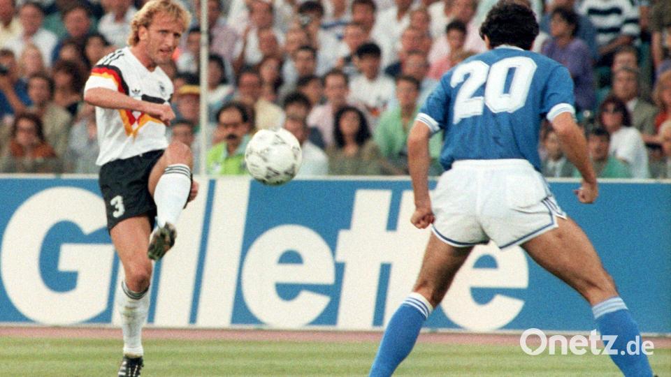 Andreas Brehme, damaliger deutscher Nationalspieler, schlägt eine Flanke vorbei am argentinischen Libero Juan Simon. Bild: Martina Hellmann
