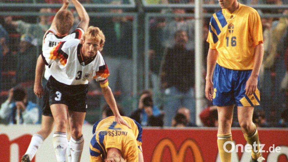 Nach dem Abpfiff tröstet Deutschlands damaliger Kapitän Andreas Brehme (vorne l) Schwedens Klas Ingesson (unten). Bild: ---