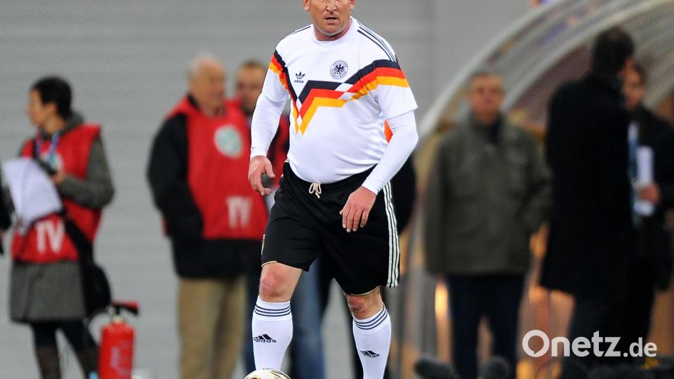 Andreas Brehme vom Team Weltmeister &#039;90, in Aktion im Rahmen des «Spiel der Legenden» in der Red Bull Arena. Bild: Thomas Eisenhuth