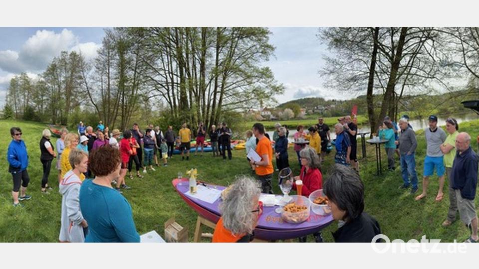 Über 50 Menschen sind startklar für das Bezirksanpaddeln in Luhe. Bild: Ralf Gerlach/Dr. Leif Zimmermann/exb