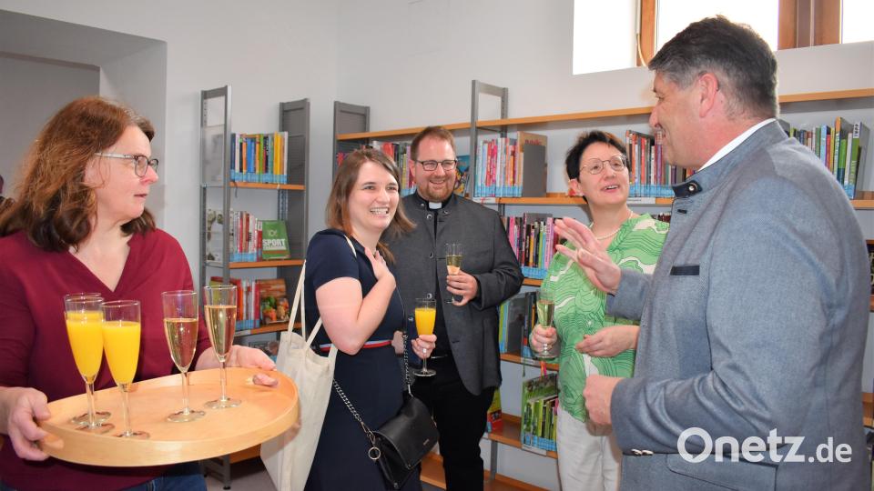 Sekt zum Anstoßen auf die gelungene Renovierung bei der Wiedereröffnung: Büchereileiterin Doris Baumann (Zweite von rechts) freut sich mit Bürgermeister Edgar Knobloch (rechts), Pfarrer Daniel Fenk und Christina Schnödt vom Michaelsbund der Diözesanstelle Regensburg (Zweite von links). Bild: rgr
