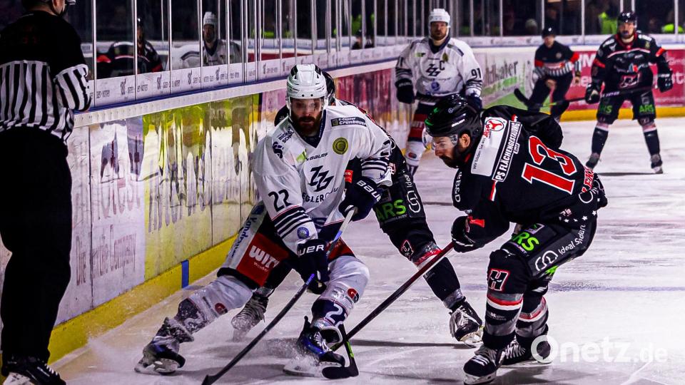 Szenen aus dem zweiten Play-off-Finale in der Eishockey-Oberliga zwischen den Hannover Scorpions und den Blue Devils Weiden (weiße Trikots). Bild: Werner Moller