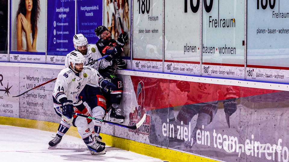 Szenen aus dem zweiten Play-off-Finale in der Eishockey-Oberliga zwischen den Hannover Scorpions und den Blue Devils Weiden (weiße Trikots). Bild: Werner Moller