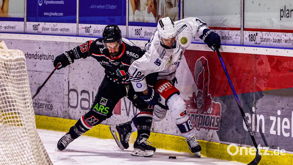 Szenen aus dem zweiten Play-off-Finale in der Eishockey-Oberliga zwischen den Hannover Scorpions und den Blue Devils Weiden (weiße Trikots). Bild: Werner Moller