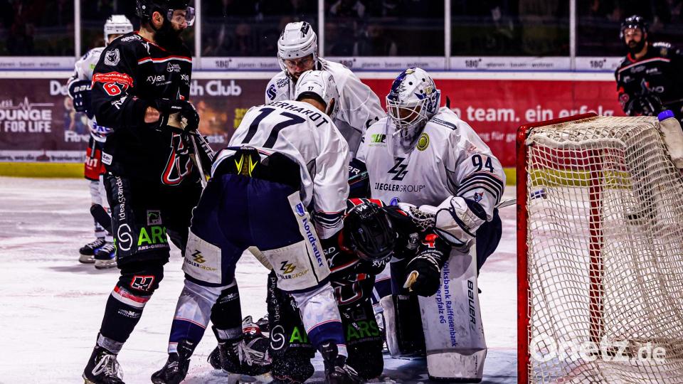Szenen aus dem zweiten Play-off-Finale in der Eishockey-Oberliga zwischen den Hannover Scorpions und den Blue Devils Weiden (weiße Trikots). Bild: Werner Moller