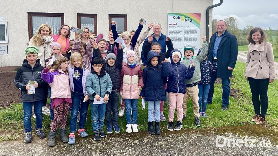 Kinder der Josef-Voit-Grundschule fordern lautstark und mit Nachdruck ihre Kinderrechte ein. Bild: Krones