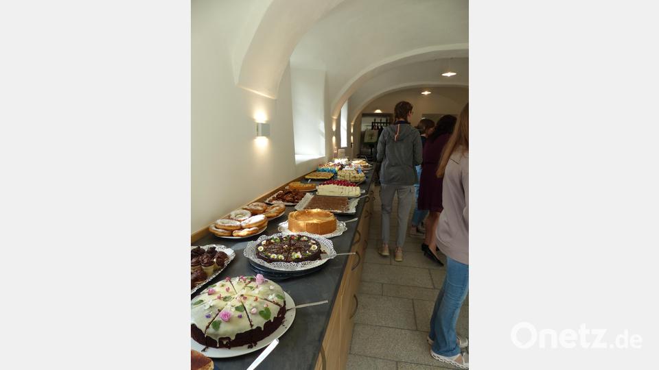 Am reichhaltigen Kuchen- und Tortenbüfett konnten sich die Besucher stärken. Bild: Roswitha Heining/exb
