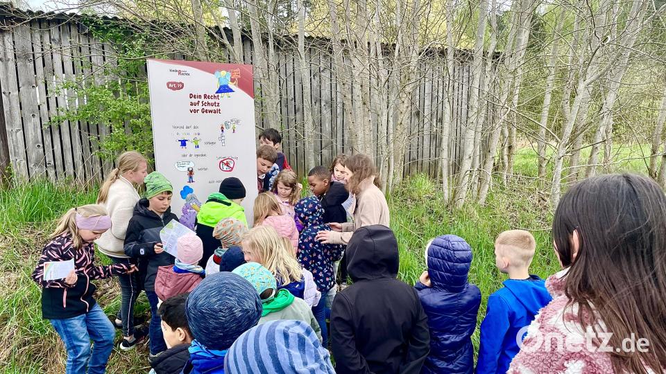 Die Schulkinder sammelten auf dem Kinderrechte-Wanderweg fleißig ihre ersten drei Stempel für das Gewinnspiel. Bild: Krones