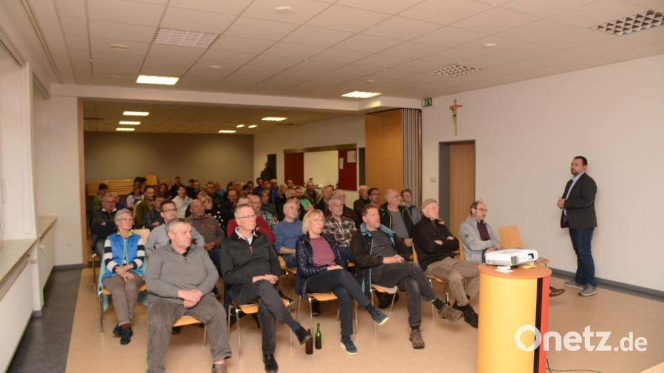 Bürgermeister Sebastian Hartl (rechts, stehend) hatte zu einem Informationsabend wegen der zahlreichen Wasserrohrbrüche an der Hauptleitung Neuersdorf-Neudorf eingeladen. Die Resonanz seitens der Bevölkerung war sehr groß. Bild: bey