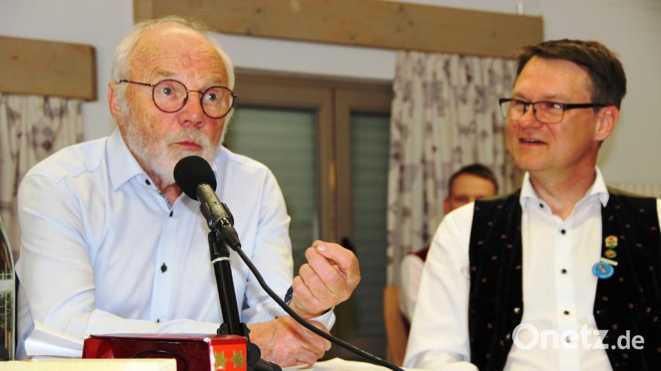 Mundartautor Dieter Radl (links) bei seinem Vortrag und Uli Piehler als aufmerksamer Zuhörer. Bild: Krones