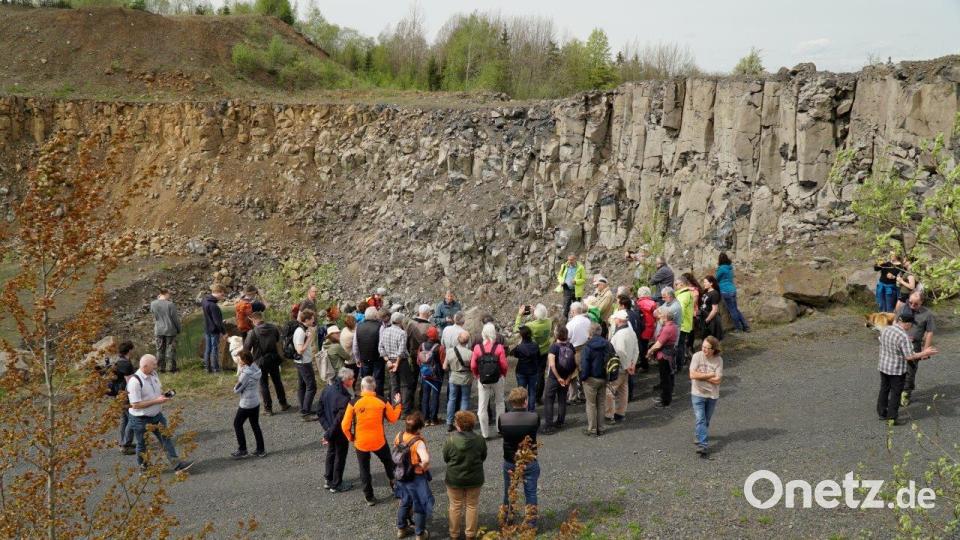 Was früher nicht möglich war: Bei der Wanderung am Teichelberg konnten die BN-Mitglieder nun auch die einstige Abbruchkante besichtigen. Bild: ubb