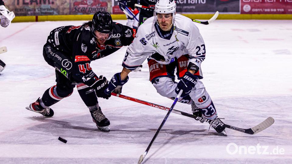 Szenen aus dem zweiten Play-off-Finale in der Eishockey-Oberliga zwischen den Hannover Scorpions und den Blue Devils Weiden (weiße Trikots). Bild: Werner Moller