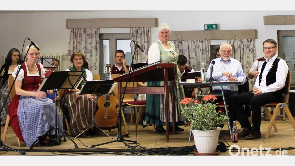 Ausschnitt der voll besetzten Bühne im Vitusheim (von links): Martha Pruy mit Hirschauer Hausmusik, Mundartautor Dieter Radl und Uli Piehler, Journalist und Vorsitzender des Freudenberger Heimat- und Kulturvereins.