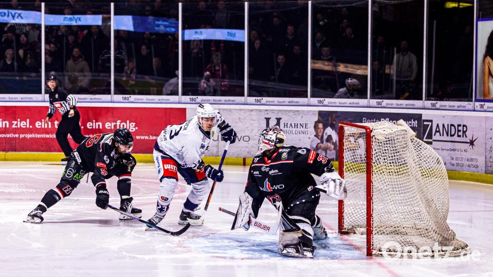 Szenen aus dem zweiten Play-off-Finale in der Eishockey-Oberliga zwischen den Hannover Scorpions und den Blue Devils Weiden (weiße Trikots). Bild: Werner Moller