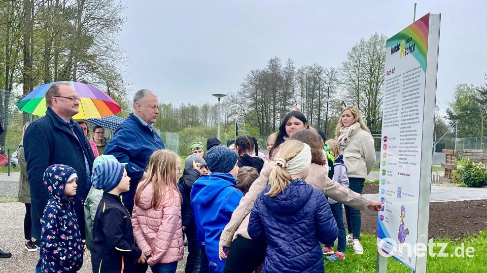 Aufmerksam lesen die Schulkinder mit ihrer Lehrerin Annalena Lotter, Landrat Richard Reisinger und Bürgermeister Uwe König die Infotafel mit den zehn Kinderrechten. Bild: Krones