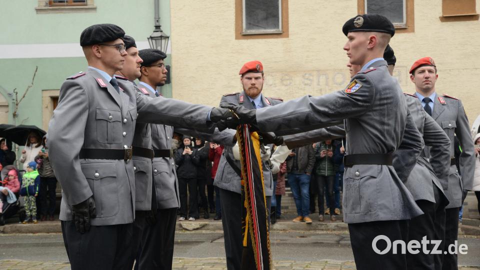 Beim Sprechen der Eides - und Gelöbnisformel legen die Rekruten die Hand auf die Fahne der Bundesrepublik Deutschland. Bild: bey