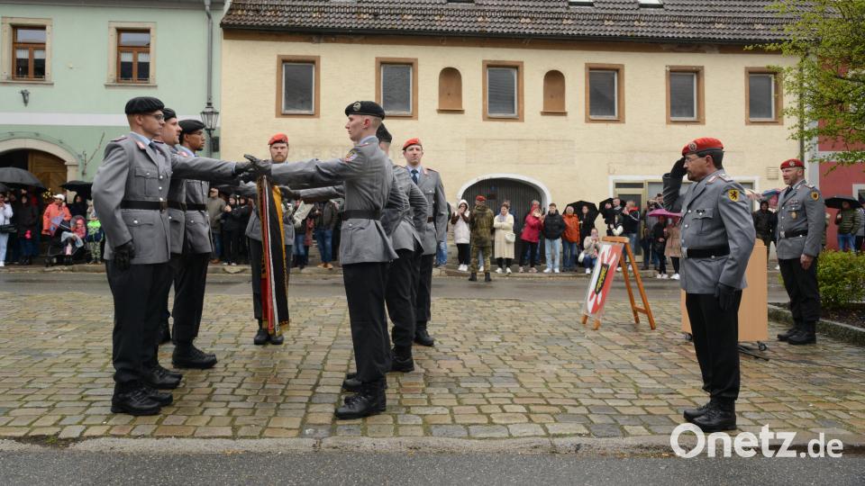 Beim Sprechen der Eides - und Gelöbnisformel legen die Rekruten die Hand auf die Fahne der Bundesrepublik Deutschland. Bild: bey