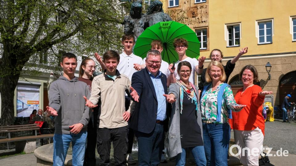 Kommt zum Theaterfestival: (vorne, von rechts) Theaterberaterin Barbara Hauck, die P-Seminar-Leiterinnen Bettina Wagner und Claudia Ried, Oberbürgermeister Michael Cerny sowie Schüler aus den P-Seminaren des GMG freuen sich auf die 66. Theatertage der bayerischen Gymnasien, die im Juli stattfinden. Bild: Peter Ringeisen