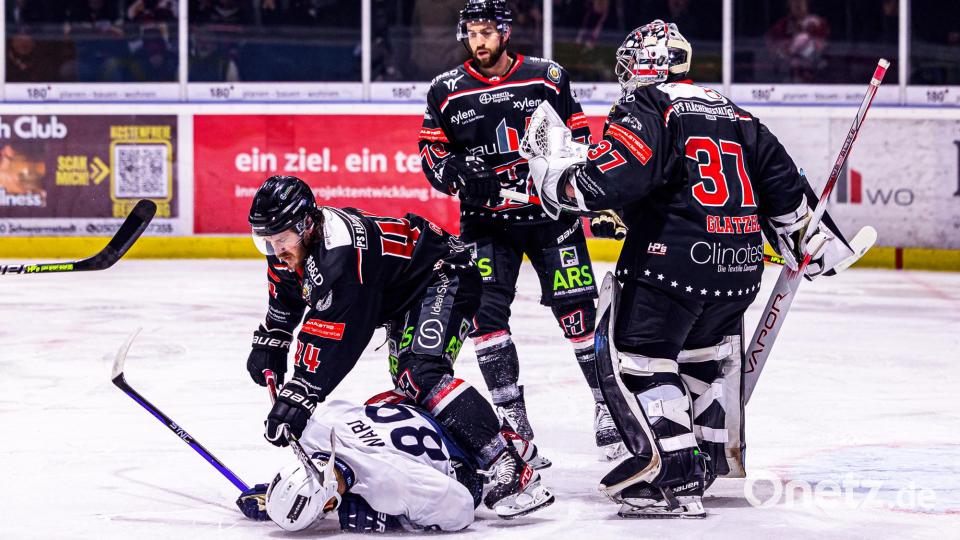 Szenen aus dem zweiten Play-off-Finale in der Eishockey-Oberliga zwischen den Hannover Scorpions und den Blue Devils Weiden (weiße Trikots). Bild: Werner Moller