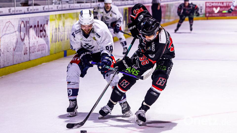 Szenen aus dem zweiten Play-off-Finale in der Eishockey-Oberliga zwischen den Hannover Scorpions und den Blue Devils Weiden (weiße Trikots). Bild: Werner Moller