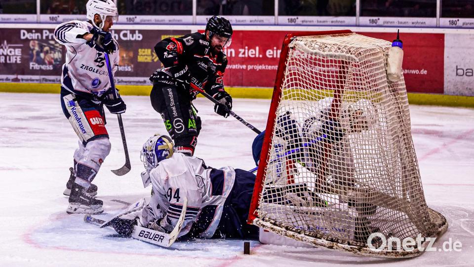 Szenen aus dem zweiten Play-off-Finale in der Eishockey-Oberliga zwischen den Hannover Scorpions und den Blue Devils Weiden (weiße Trikots). Bild: Werner Moller