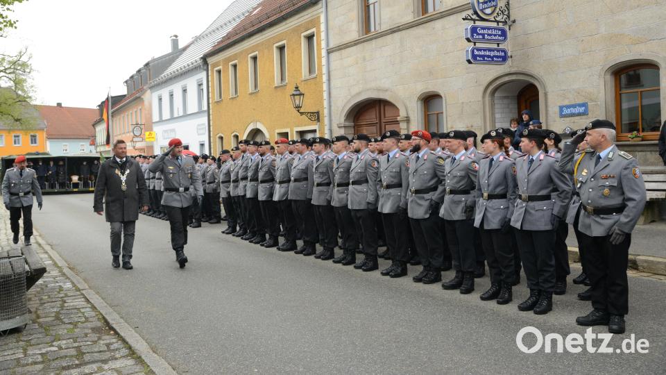 Zu den Bayerischen Präsentiermarsches schreiten Kommandeur Oberstleutnant Stefan Zadlo und Bürgermeister Rainer Rewitzer die Front der angetretenen Rekrutinnen und Rekruten ab. Bild: bey