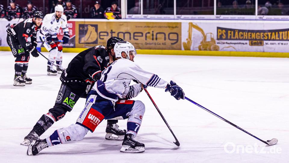 Szenen aus dem zweiten Play-off-Finale in der Eishockey-Oberliga zwischen den Hannover Scorpions und den Blue Devils Weiden (weiße Trikots). Bild: Werner Moller