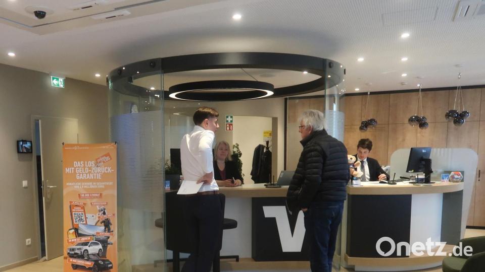In den neu gestalteten Räumen der VR-Bank-Filiale Vilseck finden Bankdienstleistungen in modernem Umfeld statt. Bild: rha