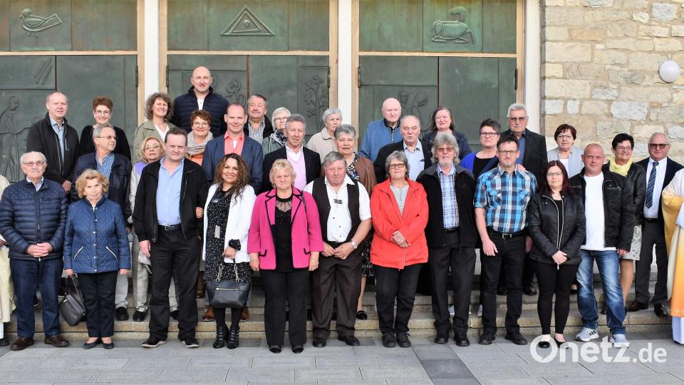 16 Jubelpaare werden in der Kirche gesegnet und feiern anschließend im Jugendheim. Bild: rgr