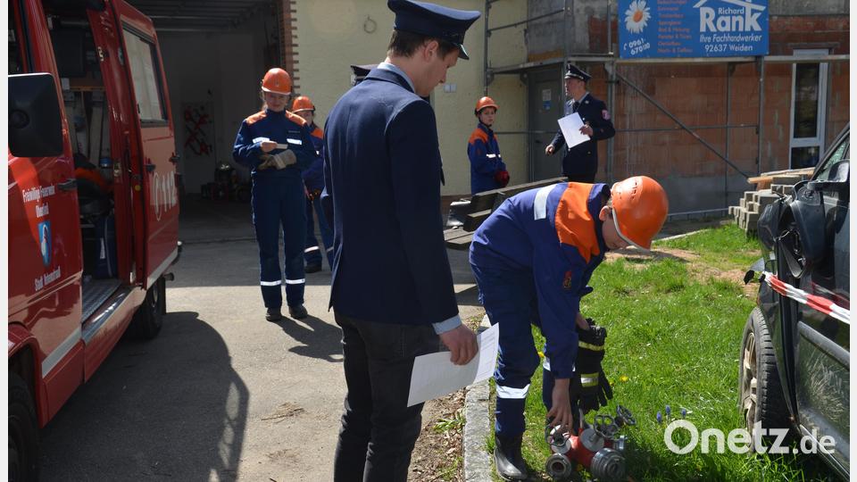 Die Feuerwehrnachwuchskräfte müssen sämtliche Maschinenteile benennen können. Bild: dob