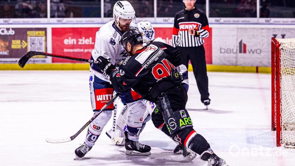 Szenen aus dem zweiten Play-off-Finale in der Eishockey-Oberliga zwischen den Hannover Scorpions und den Blue Devils Weiden (weiße Trikots). Bild: Werner Moller