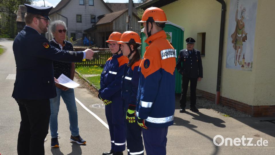 Die Prüfer wie hier der Oberlinder Jugendwart Michael Kellner achten auf die Richtigkeit der Antworten. Dritter Bürgermeister Alfons Raab ist begeistert vom Wissensstand der angehenden Feuerwehrkräfte. Bild: dob