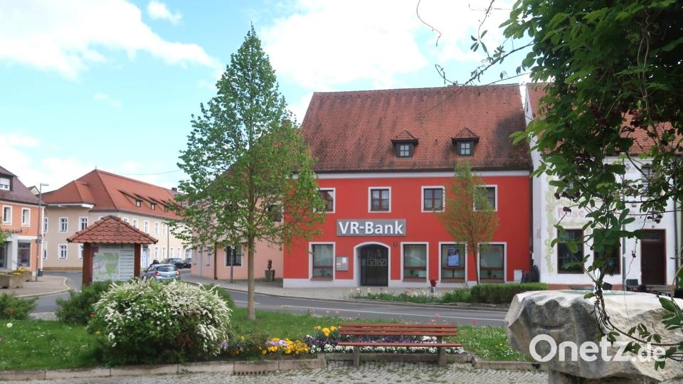 Nach der Fusion der beiden Genossenschaftsbanken befindet sich die Filiale Vilseck der Volksbank-Raiffeisenbank Amberg-Sulzbach nun im neugestalteten Gebäude Marktplatz 3. Bild: rha