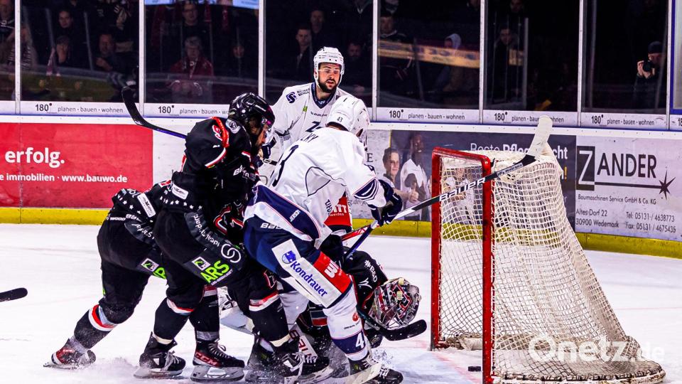 Der Moment, der für Ekstase sorgte: Fabian Ribnitzky erzielte 26 Sekunden vor Schluss den 3:2-Siegtreffer für die Blue Devils Weiden bei den Hannover Scorpions. Bild: Werner Moller