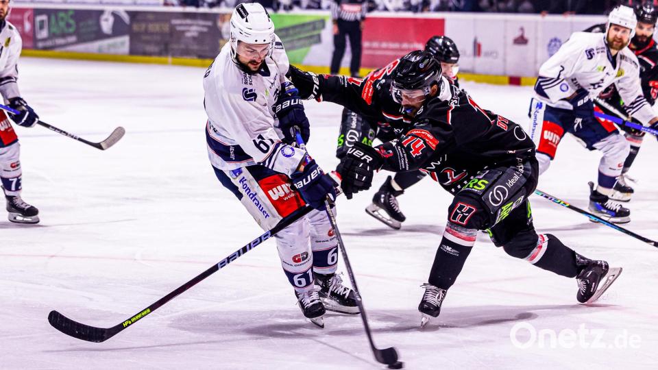Szenen aus dem zweiten Play-off-Finale in der Eishockey-Oberliga zwischen den Hannover Scorpions und den Blue Devils Weiden (weiße Trikots). Bild: Werner Moller