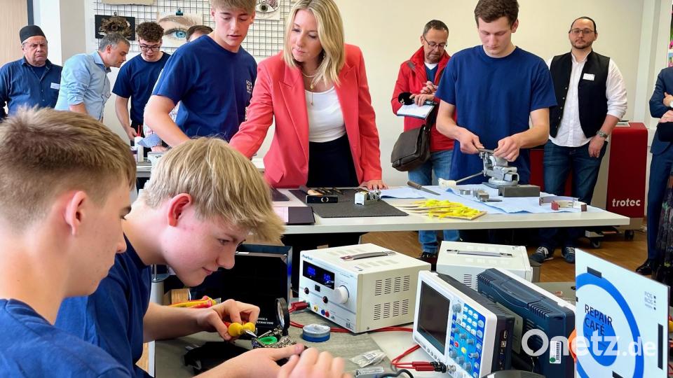 Anna Stolz erhält von der Technikklasse einen Einblick in die praktische Arbeit. Bild: Gabi Schönberger