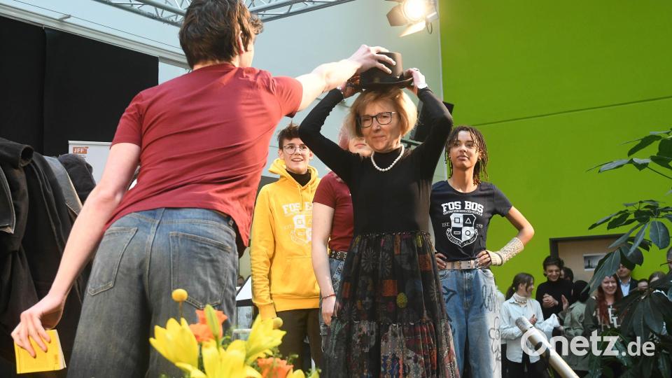 Schulleiterin Gabriele Drill hat bei der Begrüßung den Hut auf. Bild: Gabi Schönberger