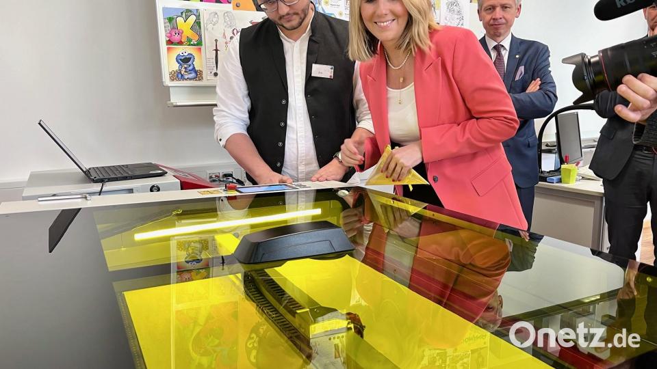 Anna Stolz darf ausprobieren, wie ein Laserdrucker einen Lampenschirm herstellt. Bild: Gabi Schönberger