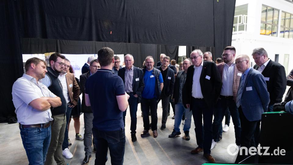 Peter Götzl (Zweiter von links) stellte für den „Wirtschaftsdialog“ seine neue Halle zur Verfügung. Bild: rw