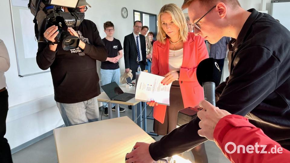 Anna Stolz besucht FOS/BOS Weiden. Bild: Gabi Schönberger