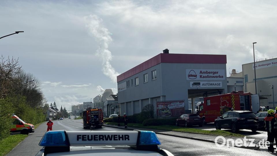 Im Hintergrund ist eine Rauchsäule aus dem Schlot zu sehen, die Feuerwehr ist im Einsatz. Bild: Stephan Huber