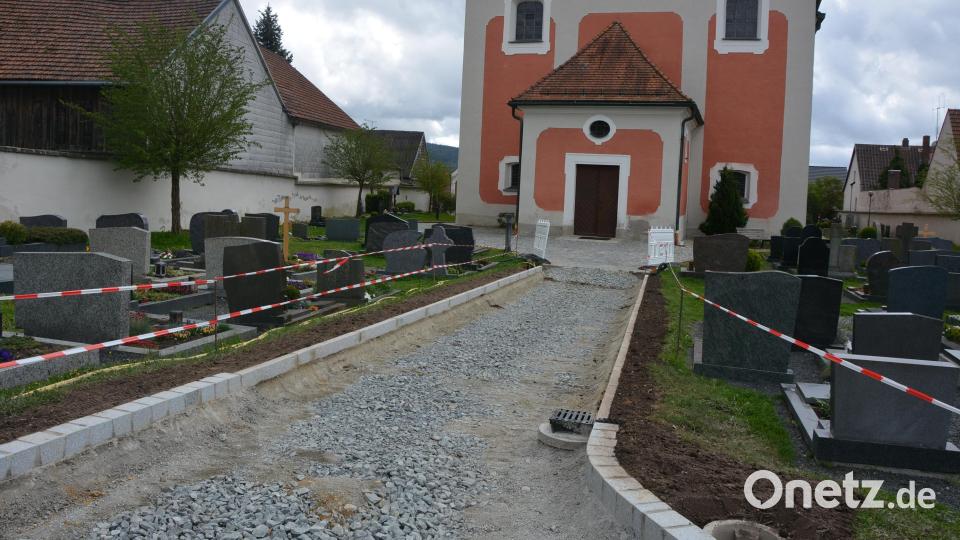 Ein neues Pflaster erhalten die Wege auf dem Friedhof in Bad Neualbenreuth, die Pflasterarbeiten sollen in der kommenden Woche starten. Bild: jr