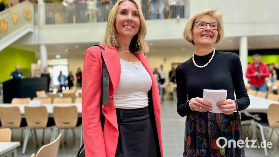 Anna Stolz besucht die FOS/BOS Weiden. Darüber freut sich Schulleiterin Gabriele Dill (rechts). Bild: Gabi Schönberger