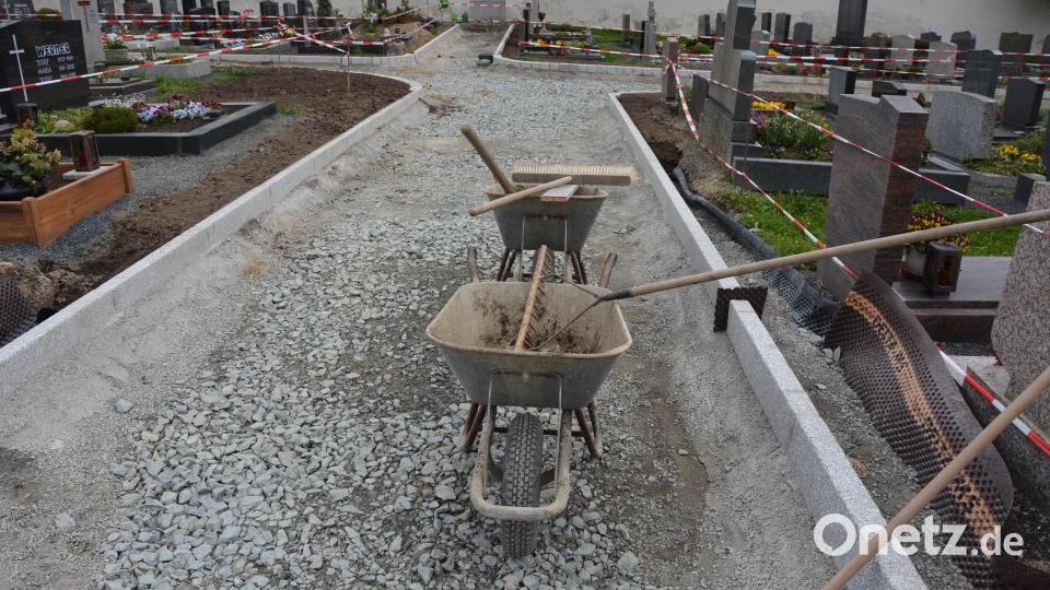 Ein neues Pflaster erhalten die Wege auf dem Friedhof in Bad Neualbenreuth, die Pflasterarbeiten sollen in der kommenden Woche starten. Bild: jr