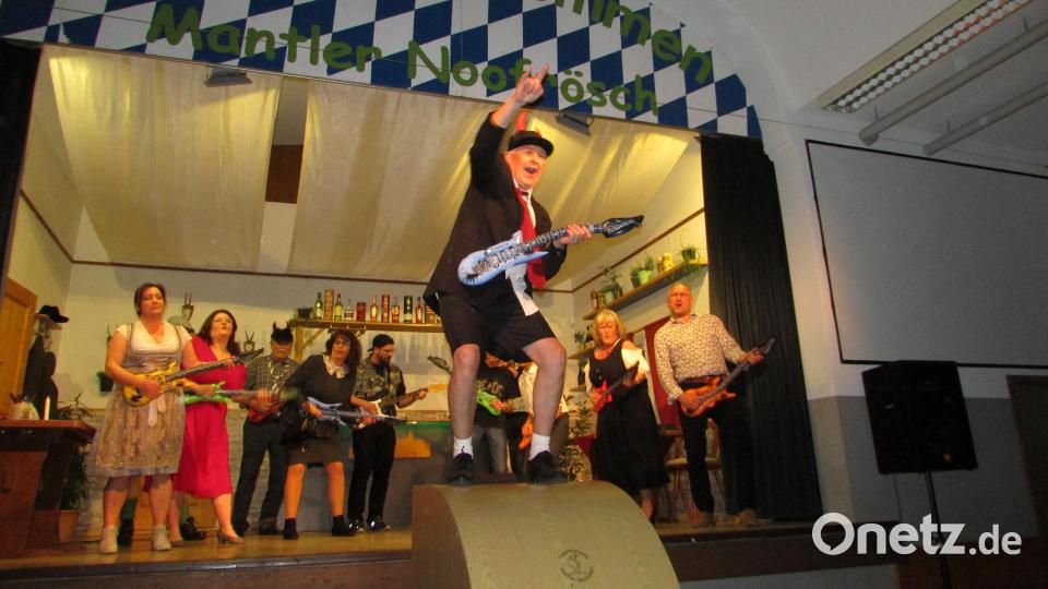 Am Schluss läuft der Opa (Alfons Lebegern) mit Unterstützung der gesamten Truppe nochmal zur Höchstform auf. Bürgermeister Richard Kammerer (rechts) rockte auch kräftig mit ab. Bild: sei
