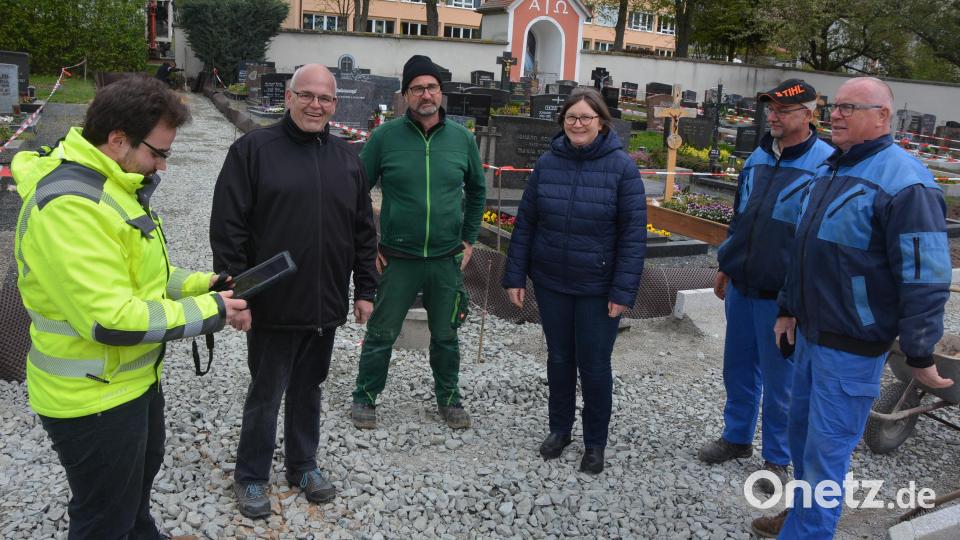 Bei einem Ortstermin auf dem Friedhof mit dabei waren unter anderem (von links) Franz Zettl (Ingenieurbüro Bork), Bürgermeister Klaus Meyer und Kirchenpflegerin Birgit Frank. Bild: jr
